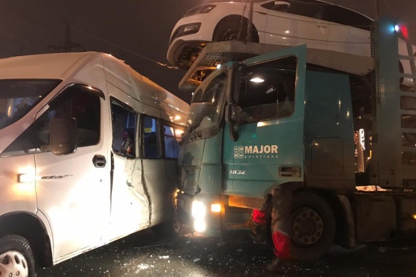 Удар пришелся прямо на салон пассажирского автобуса Удар пришелся прямо на салон пассажирского автобуса