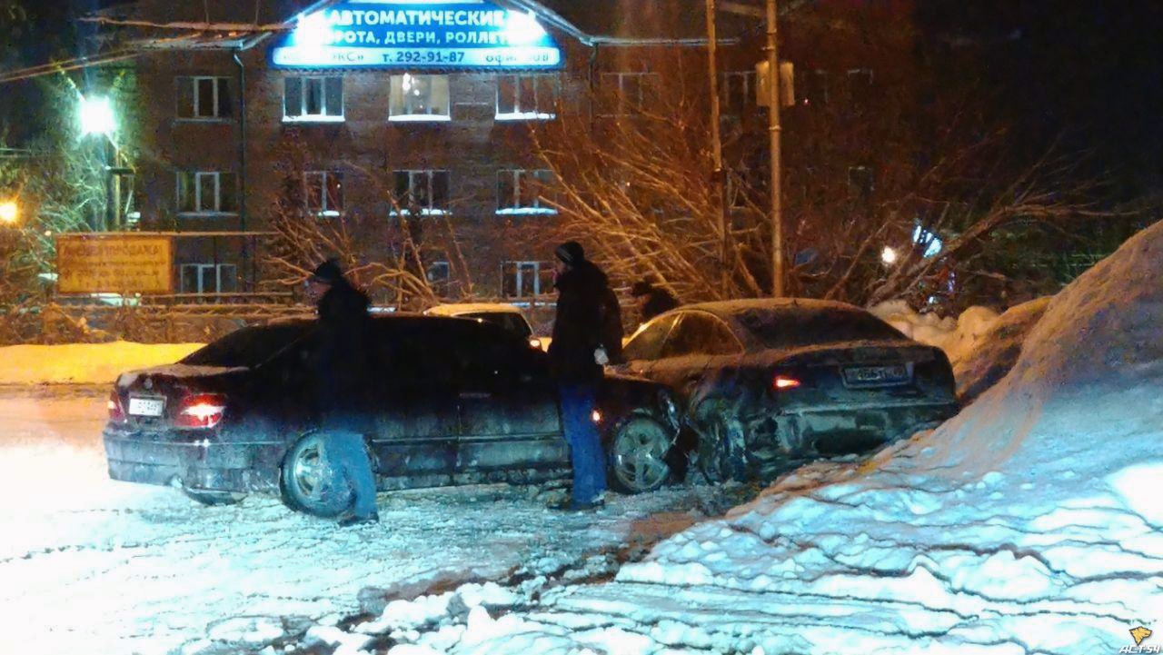 В Заельцовском районе на кольце столкнулись два дрифтера