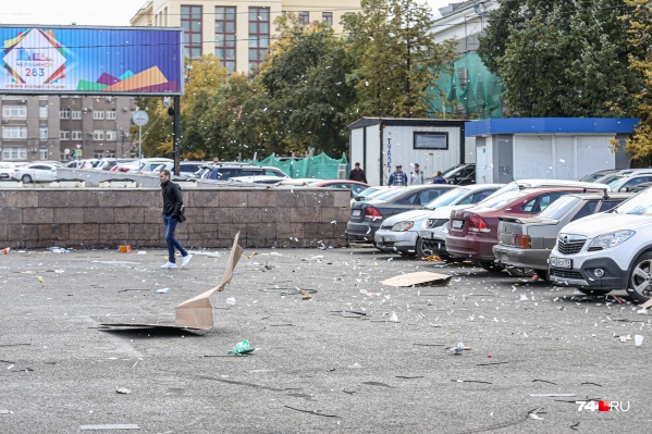После Дня города и выборов ветер запустил на главной площади Челябинска мусорный салют После Дня города и выборов ветер запустил на главной площади Челябинска мусорный салют