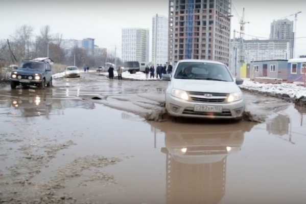 Так выглядит огромная лужа на дороге, ведущей к Нуреева, 14 Так выглядит огромная лужа на дороге, ведущей к Нуреева, 14
