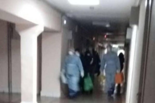 За студенткой из Китая пришли врачи в таких же костюмах, в которых работали на учениях в аэропорту по встрече борта с больными коронавирусом За студенткой из Китая пришли врачи в таких же костюмах, в которых работали на учениях в аэропорту по встрече борта с больными коронавирусом 