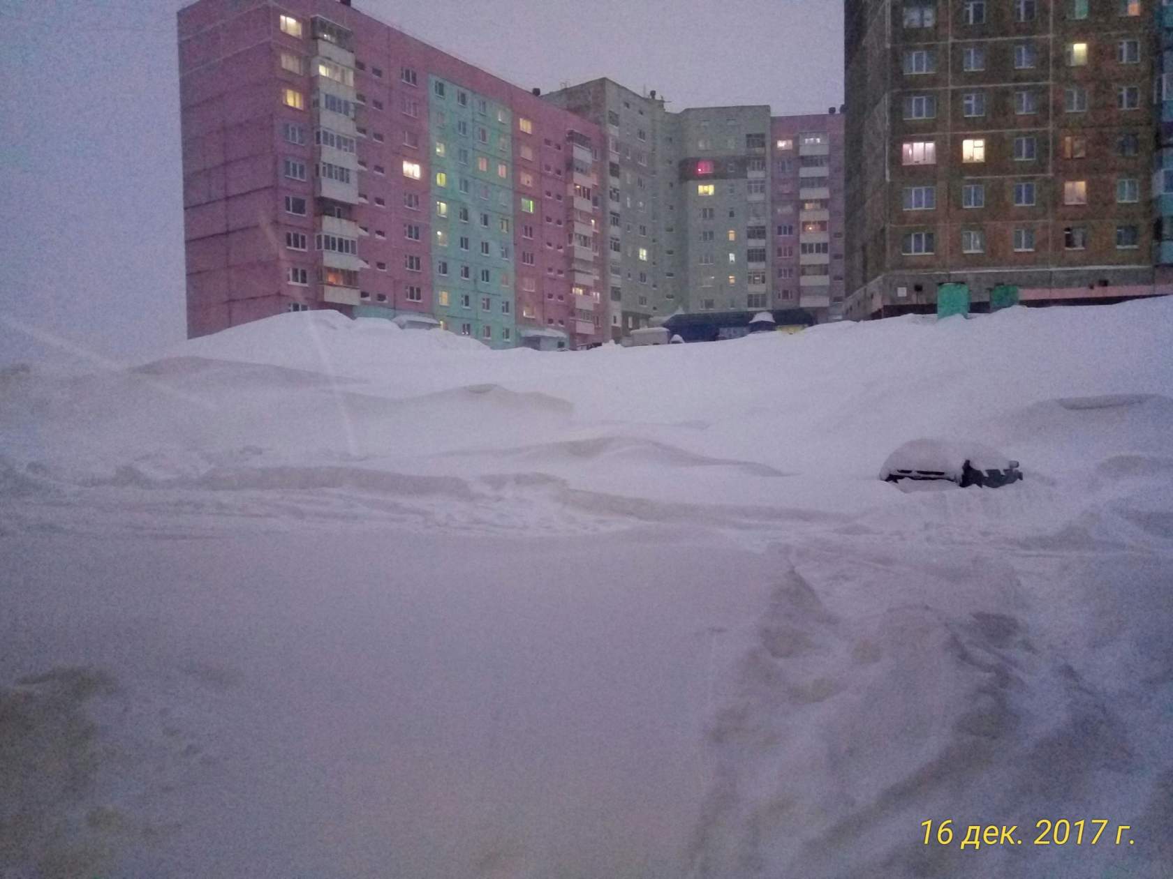 Видео эпичного снегопада в Норильске: водители руками откапывают авто, дома засыпаны снегом