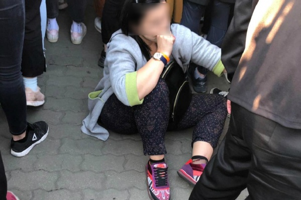 Женщина со сломанной ногой еще около получаса ждала, когда ее вынесут с площадки, заполненной людьми Женщина со сломанной ногой еще около получаса ждала, когда ее вынесут с площадки, заполненной людьми