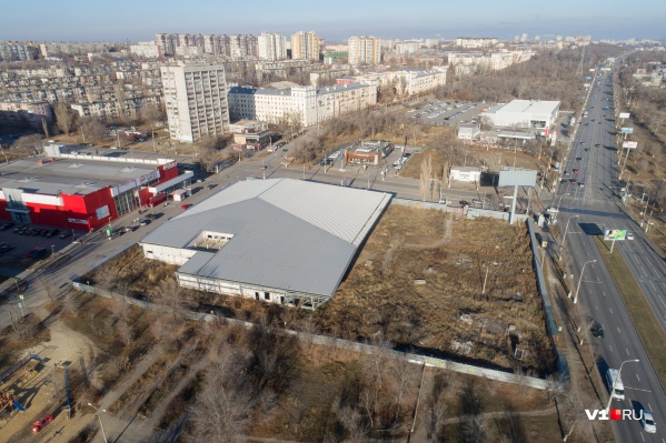 Недостроенный гипермаркет стоит на Первой Продольной в «лакомом» месте Недостроенный гипермаркет стоит на Первой Продольной в «лакомом» месте