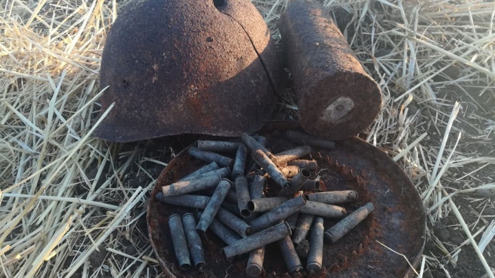Во время раскопок на Дону поисковики нашли десятки боеприпасов и обмундирования времен войны