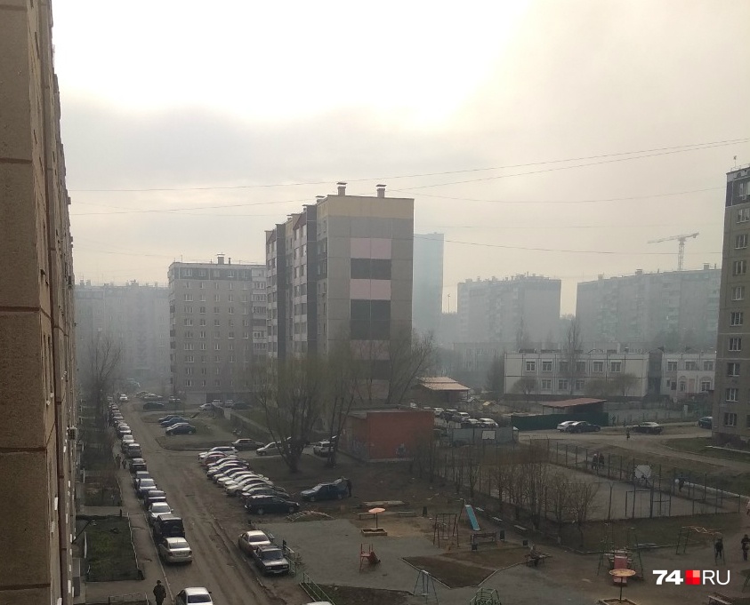 Дым с запахом гари вечером 3 мая вновь окутал Северо-Запад Челябинска Дым с запахом гари вечером 3 мая вновь окутал Северо-Запад Челябинска