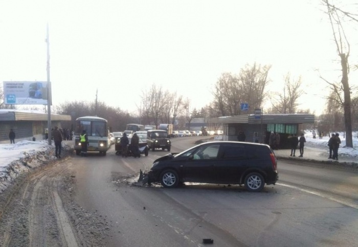 Авария случилась около остановки «Кирзавод» Авария случилась около остановки «Кирзавод»