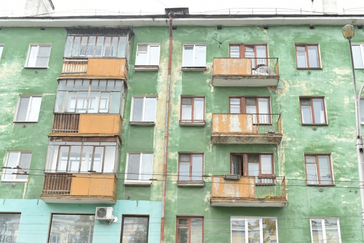 Фасад этого дома на Компросе, 17 тоже будут красить, а балконы остеклять