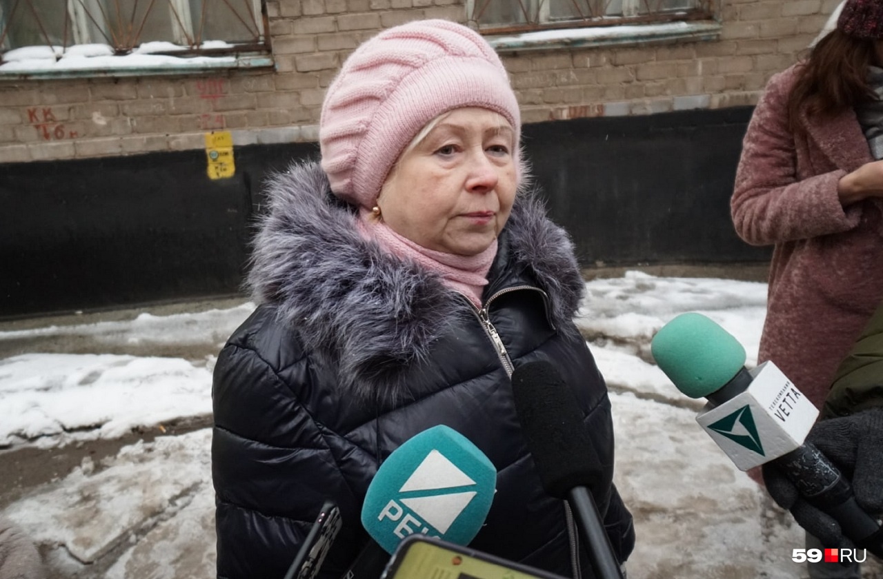 Елена Юдина говорит, что эта авария не первая в их доме. Ранее из-за проблем с трубами людям пришлось две недели сидеть без горячей и холодной воды Елена Юдина говорит, что эта авария не первая в их доме. Ранее из-за проблем с трубами людям пришлось две недели сидеть без горячей и холодной воды