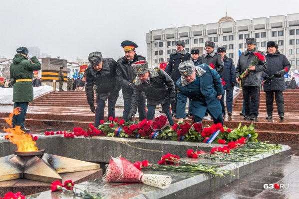 На площади Славы традиционно возложат венки и цветы к вечному огню горельефа На площади Славы традиционно возложат венки и цветы к вечному огню горельефа