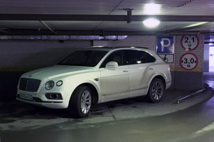 «Я паркуюсь как чудак»: джип Bentley за 17 миллионов двигает инвалидов