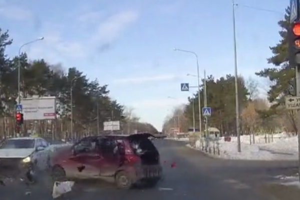 Автомобиль с логотипом «Яндекс.Такси» на скорости на красный сигнал светофора врезался в Daewoo Matiz, где ехали мама и двое детей Автомобиль с логотипом «Яндекс.Такси» на скорости на красный сигнал светофора врезался в Daewoo Matiz, где ехали мама и двое детей