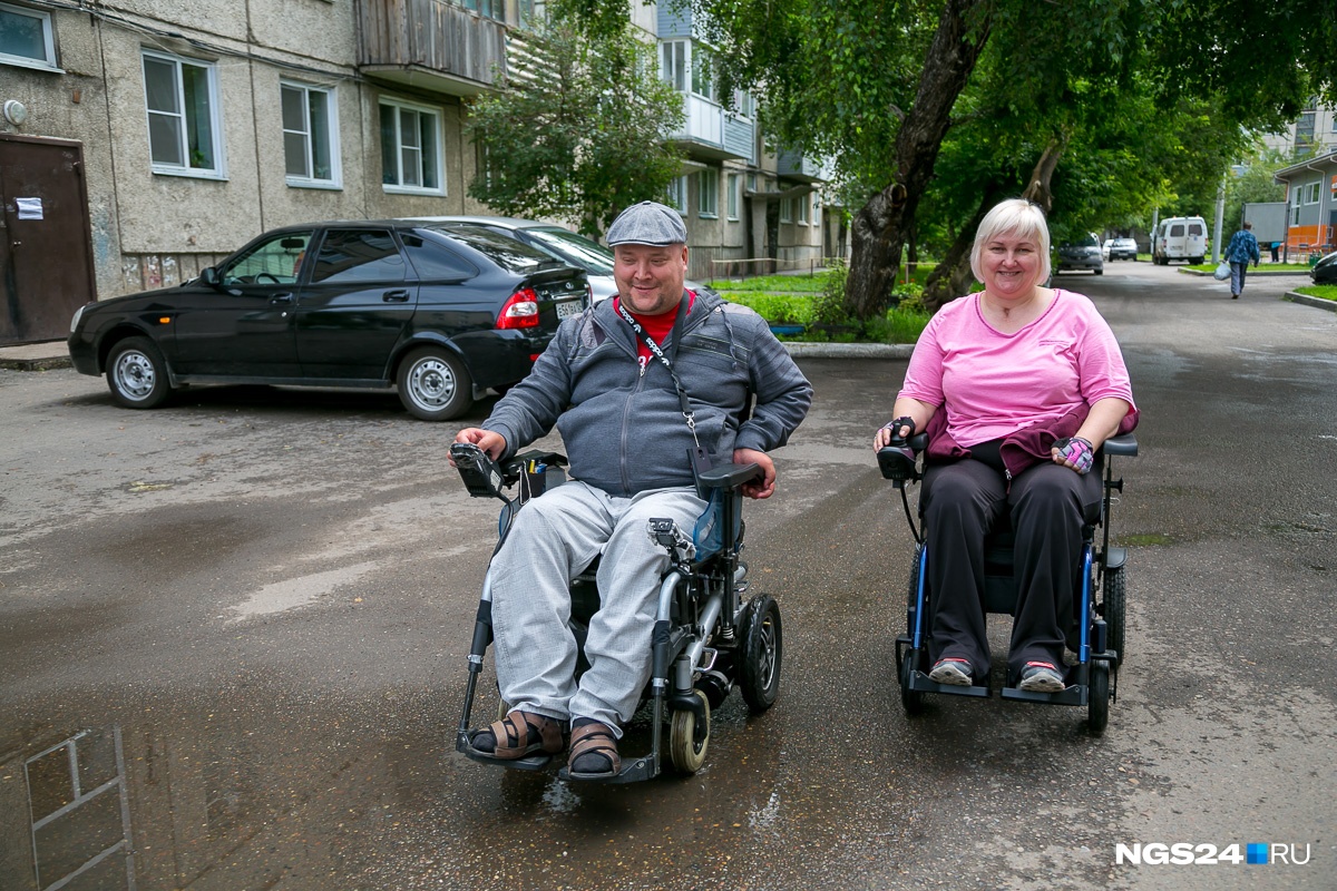 Живу с 2 инвалидами. Два инвалида. Пожилые люди колясочники. Два колясочника. Прогулка с инвалидом колясочником.