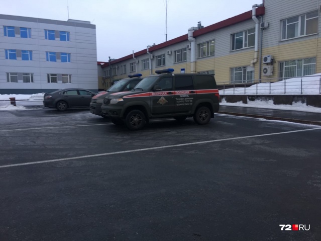 Зона прибытия пассажиров изолирована, к аэропорту заранее стянули экстренные службы Зона прибытия пассажиров изолирована, к аэропорту заранее стянули экстренные службы