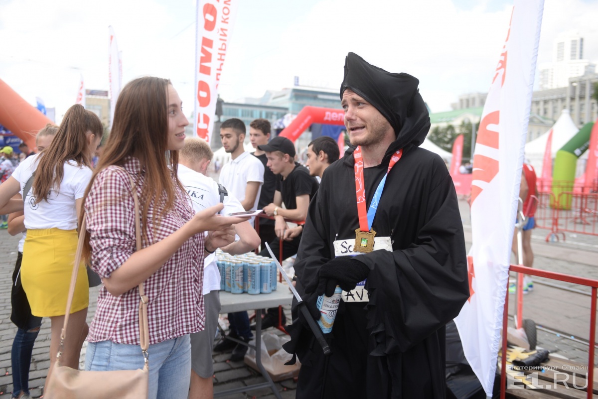 Под маской парень натёр нос Под маской парень натёр нос