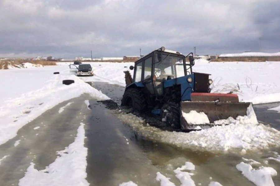 Курганцев просят не выходить на лёд: на прошлой неделе под воду ушёл снегоход, в выходные — трактор