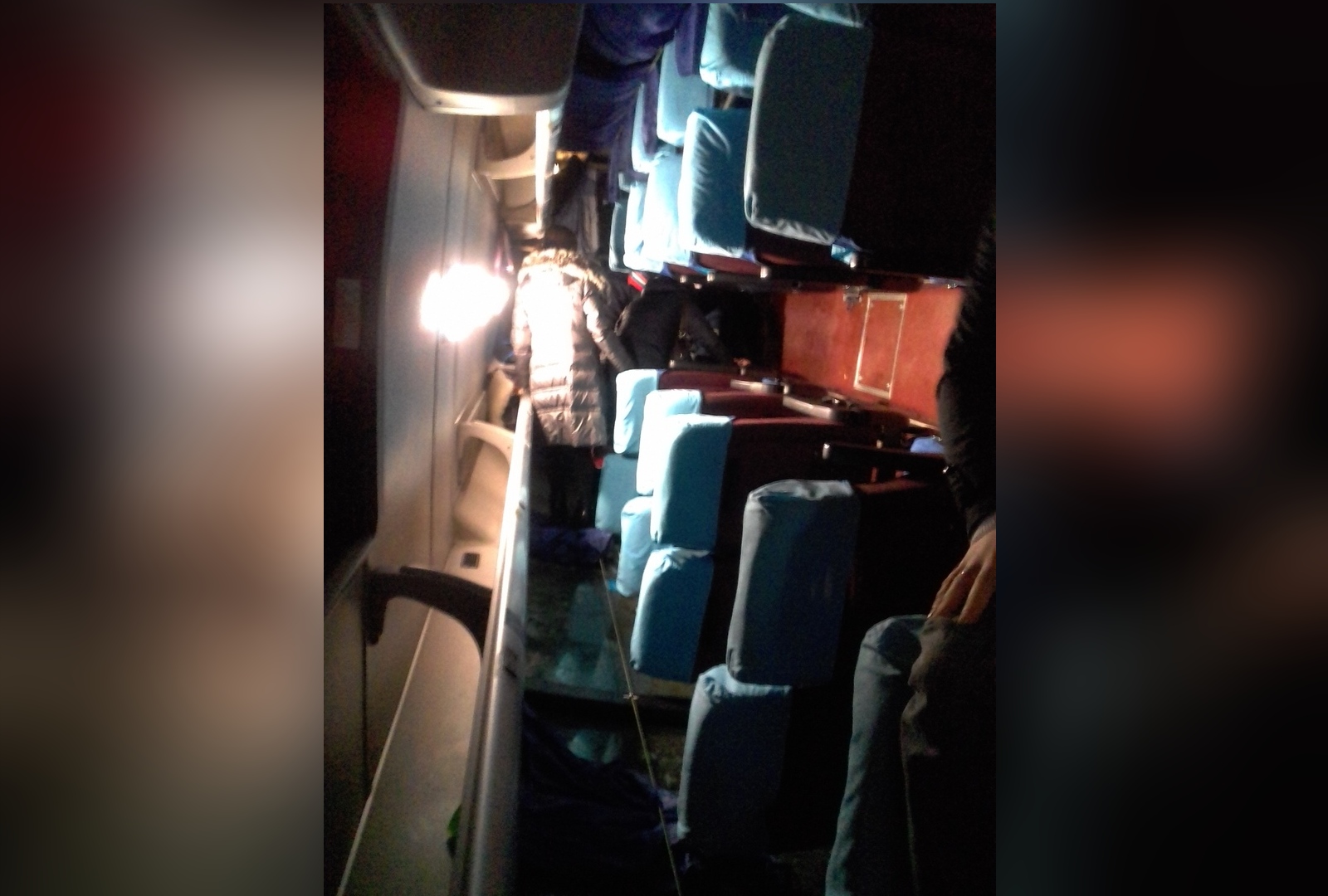 «Плавненько легли»: опубликовано видео из салона автобуса в первые секунды после опрокидывания