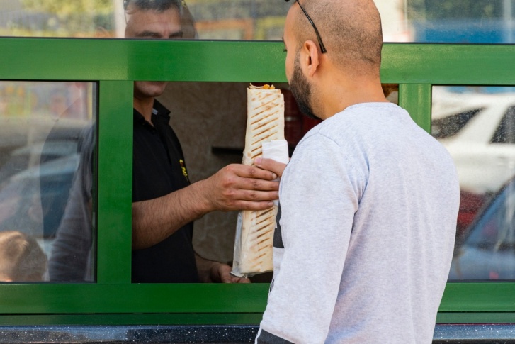 Продукты в некоторых ларьках оказались просроченными Продукты в некоторых ларьках оказались просроченными