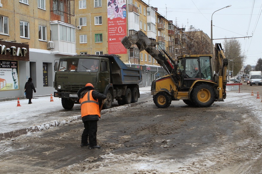 Дорожники начали вывозить с улиц Кемерово кубометры снега и рассыпать песок (фото)