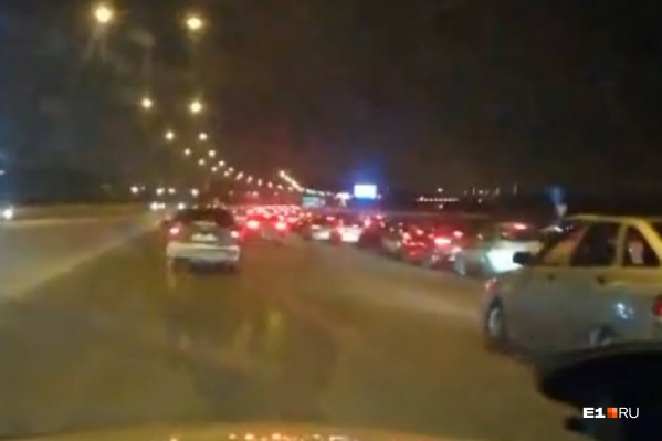 Желающих попасть на концерт оказалось слишком много Желающих попасть на концерт оказалось слишком много