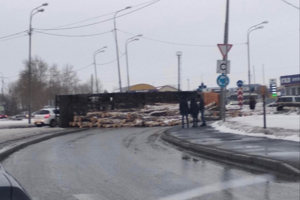 Лесовоз упал на бок во время поворота на кольце Лесовоз упал на бок во время поворота на кольце