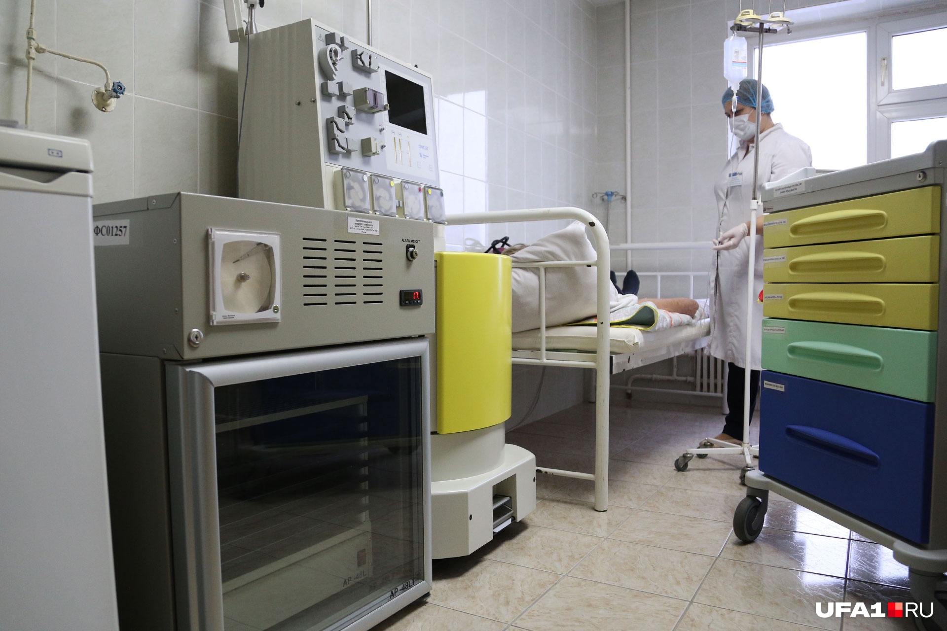 Сепаратор (аппарат слева) предназначен для очищения крови, процедура занимает не более 40 минут 