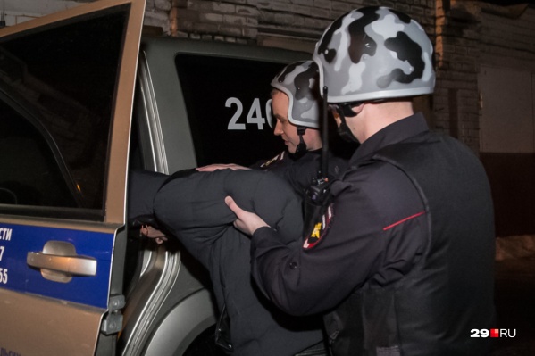 Полиция задержала молодого человека, когда он въезжал в Северодвинск Полиция задержала молодого человека, когда он въезжал в Северодвинск 