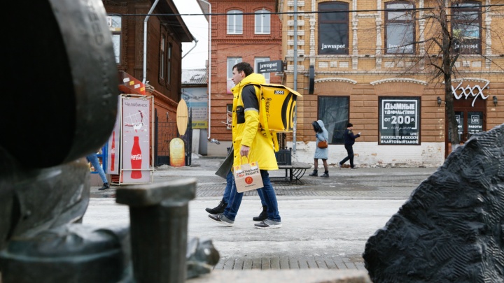Километры на своих двоих и чаевые по 10 рублей: в Челябинске появились доставщики «Яндекс.Еды»