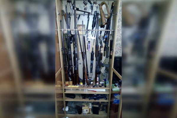 Винтовки стояли в шкафу рядом с горном Винтовки стояли в шкафу рядом с горном