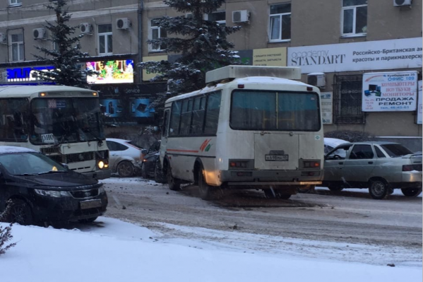 В столкновении участвовал ПАЗ и несколько легковых автомобилей В столкновении участвовал ПАЗ и несколько легковых автомобилей