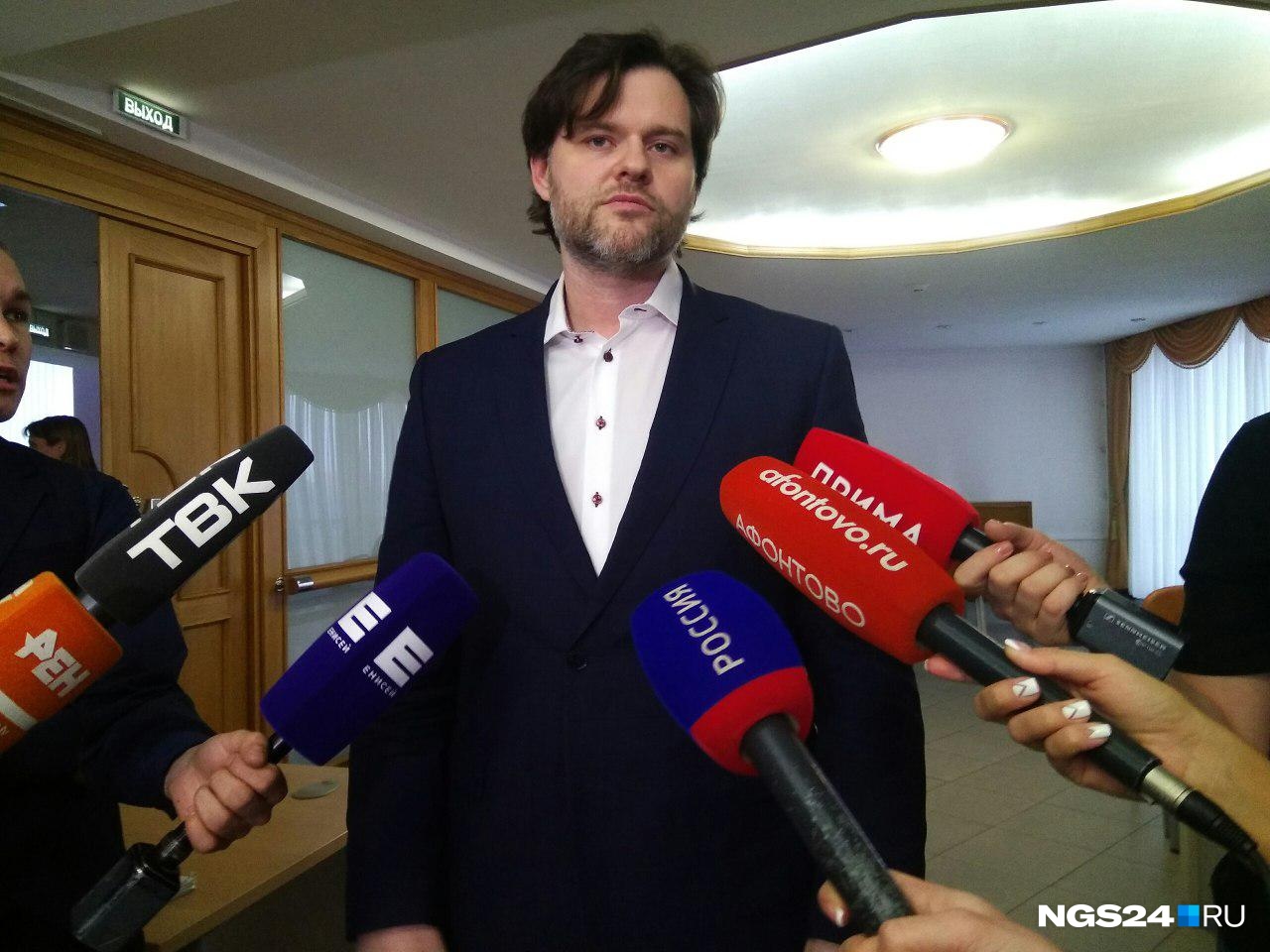 В итоговом слове перед журналистами Илья Ильин снова перечисляет виновных. Чиновники ошиблись с нормативом накопления. А кто-то похитил мусорные баки