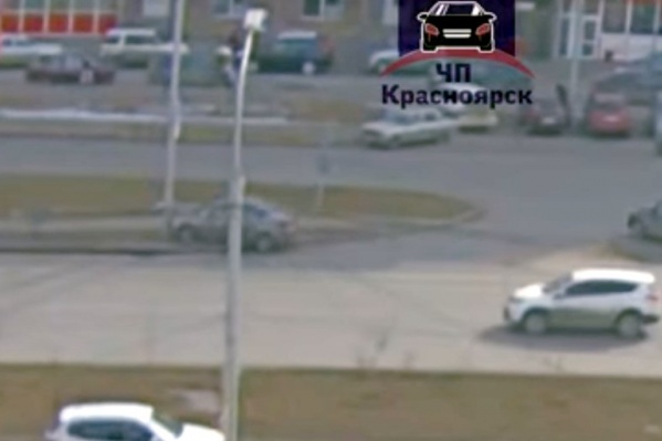 По непонятной причине девушка въехала в столб По непонятной причине девушка въехала в столб