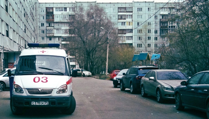 Таксист погиб при загадочных обстоятельствах во дворе дома на Тимошенкова