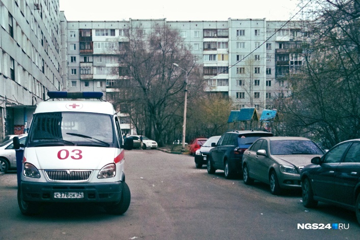 Приехавшая не место происшествия скорая констатировала смерть мужчины Приехавшая не место происшествия скорая констатировала смерть мужчины