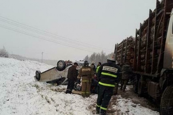 Легковушка выехала на встречку и врезалась в лесовоз Легковушка выехала на встречку и врезалась в лесовоз