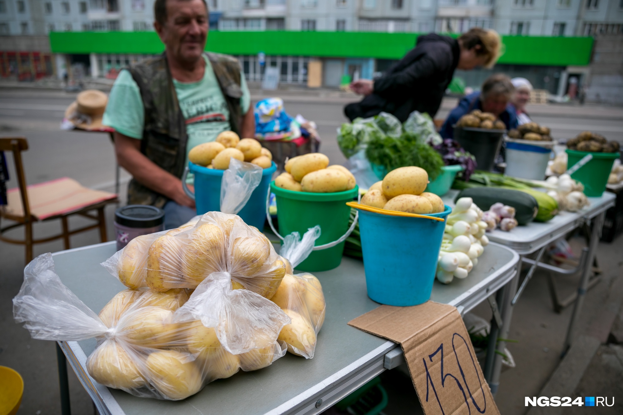 Цену продавцы скидывают легко — корреспонденту килограмм картофеля продали за 100 рублей, а не за 130 Цену продавцы скидывают легко — корреспонденту килограмм картофеля продали за 100 рублей, а не за 130