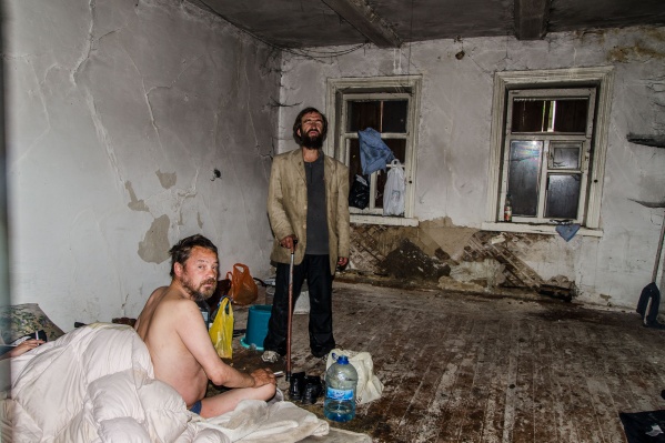 После 2000-х дом, как магнитом, притягивал уличных бродяг. Весной 2015 года пожар уничтожил кровлю дома, но незваных постояльцев это не смущало<br> После 2000-х дом, как магнитом, притягивал уличных бродяг. Весной 2015 года пожар уничтожил кровлю дома, но незваных постояльцев это не смущало<br>