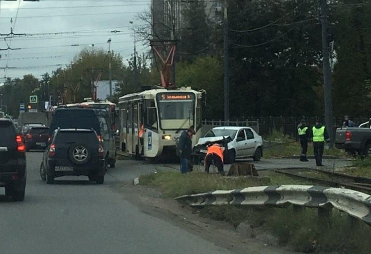 «Водитель в шоке»: в Ярославле трамвай протаранил легковушку