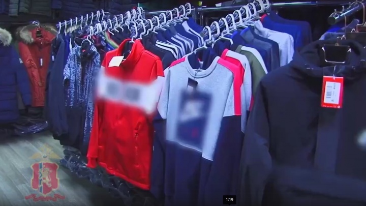 С «КрасТЭЦ» изъяли 2600 костюмов и курток как подделки под марки Nike и Reebok