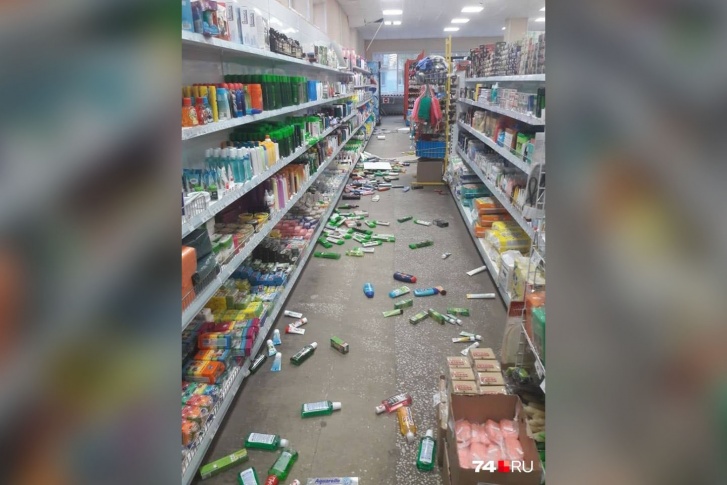 Сегодняшнее землетрясение оставило после себя в одном из магазинов Катав-Ивановска полный разгром Сегодняшнее землетрясение оставило после себя в одном из магазинов Катав-Ивановска полный разгром
