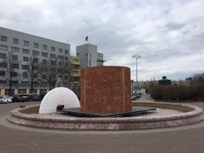 Установить пасхальную композицию в чаше фонтана предложил дизайнер Установить пасхальную композицию в чаше фонтана предложил дизайнер