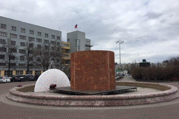 Установить пасхальную композицию в чаше фонтана предложил дизайнер Установить пасхальную композицию в чаше фонтана предложил дизайнер