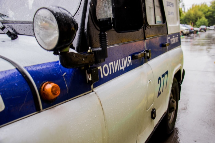 Полицейских вызвали на улицу Бориса Богаткова, 208/3 Полицейских вызвали на улицу Бориса Богаткова, 208/3