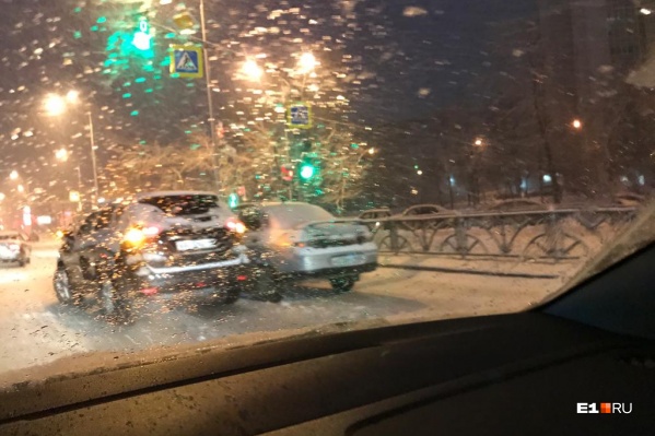 На перекрестке Московской и Волгоградской случилась авария На перекрестке Московской и Волгоградской случилась авария
