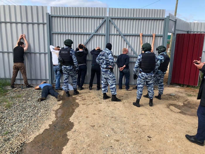 Сотрудники ФСБ и полиции задержали семерых работников Сотрудники ФСБ и полиции задержали семерых работников