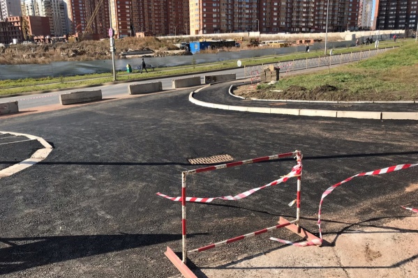 Дорогу все еще преграждают бетонные блоки Дорогу все еще преграждают бетонные блоки
