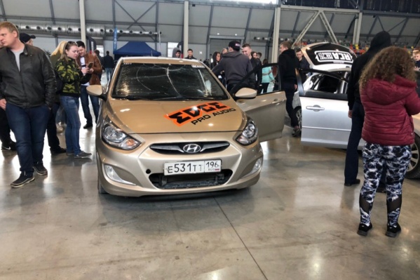На лобовых стеклах автомобилей появлялись трещины На лобовых стеклах автомобилей появлялись трещины