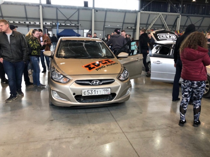 На лобовых стеклах автомобилей появлялись трещины На лобовых стеклах автомобилей появлялись трещины