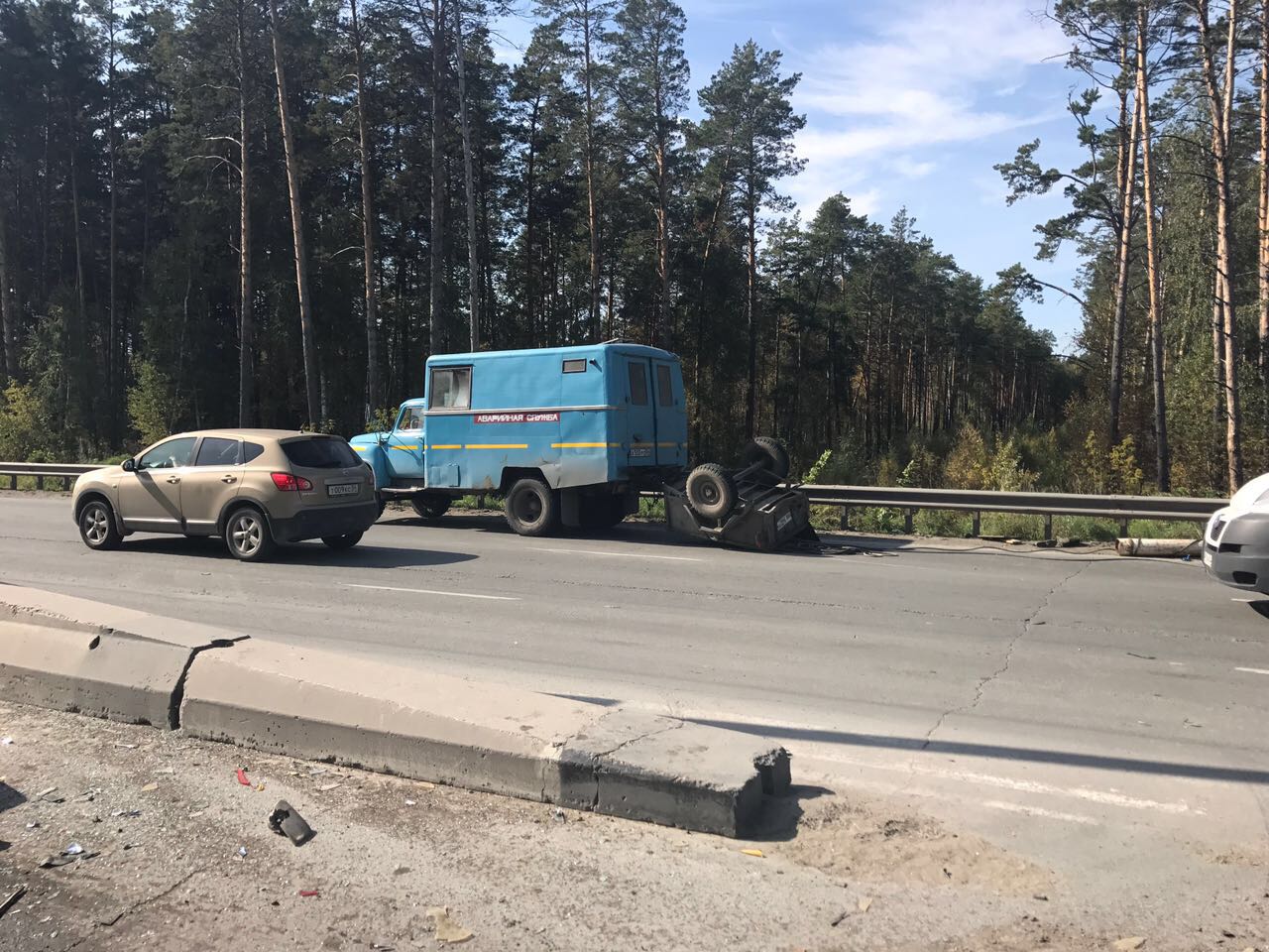 На дороге лежит оторвавшийся прицеп На дороге лежит оторвавшийся прицеп