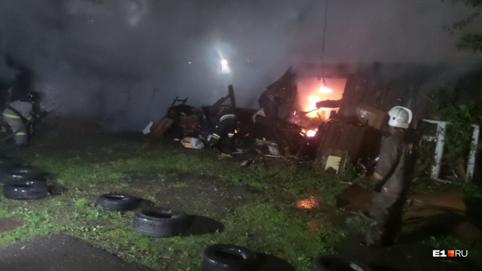 Пожарные успели спасти дом Пожарные успели спасти дом
